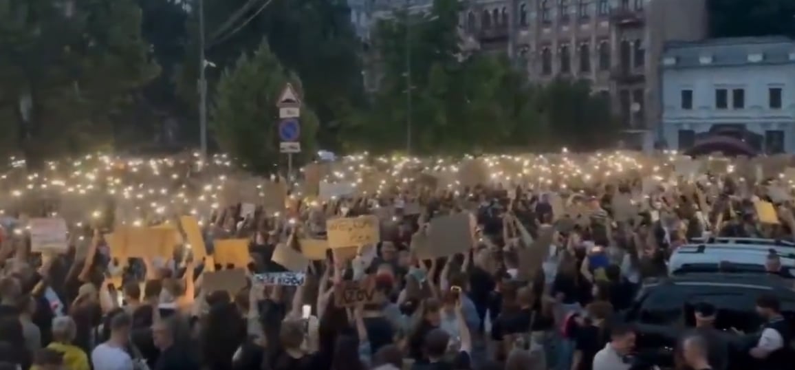 Miles de ucranianos llaman a Zelenski a “quitar las manos” de las agencias anticorrupción en otro día de protestas