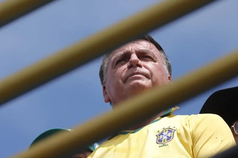 Juez brasileño descarta por ahora prisión preventiva para Bolsonaro
