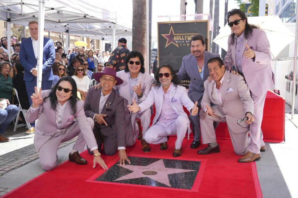 Los Bukis reciben su estrella en el Paseo de la Fama de Hollywood y la dedican a los inmigrantes