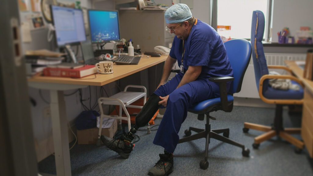 Acusan al cirujano "más valiente" del Reino Unido de provocarse la amputación de sus piernas