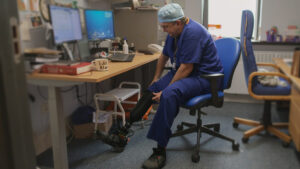 Acusan al cirujano "más valiente" del Reino Unido de provocarse la amputación de sus piernas