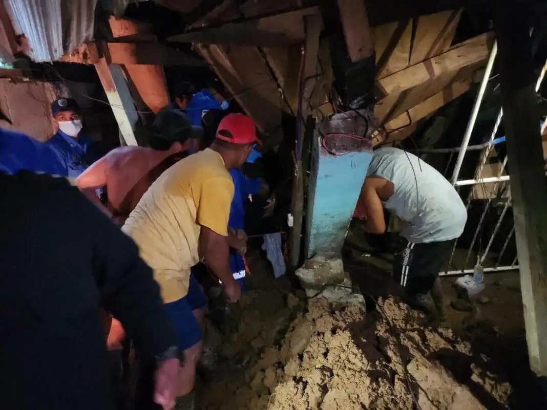 Joven muere al colapsar su vivienda por un deslizamiento de tierra en El Rama