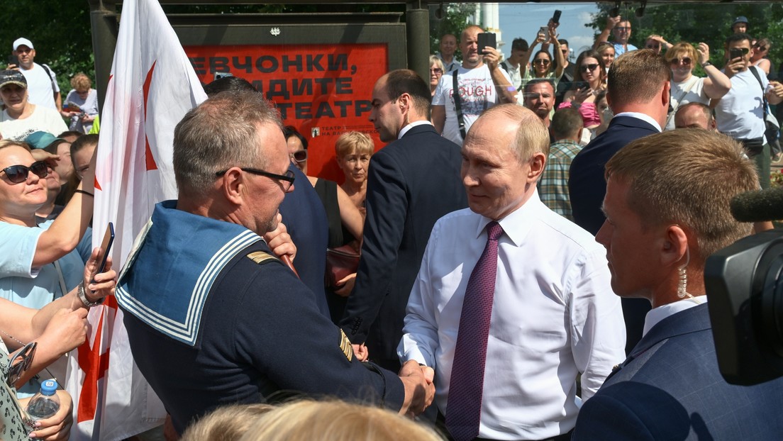 Putin conversa con ciudadanos en el Día de la Marina