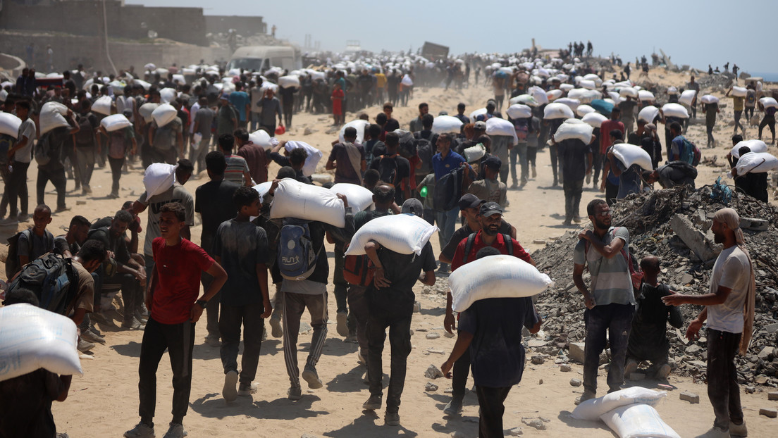 Palestinos hambrientos acuden en masa a recibir ayuda humanitaria tras ingreso de camiones en Gaza