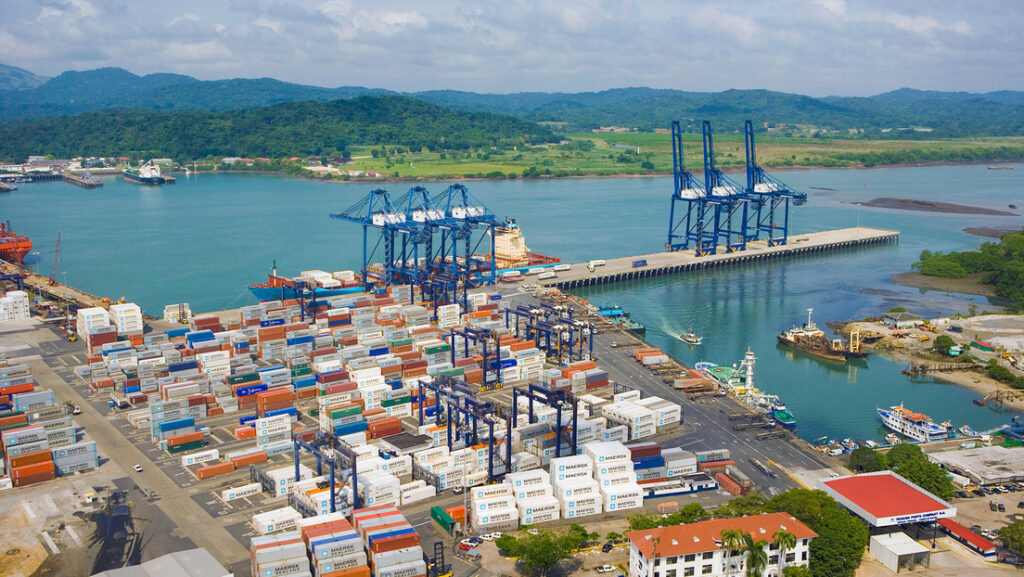 Pekín regulará la venta de dos puertos del canal de Panamá
