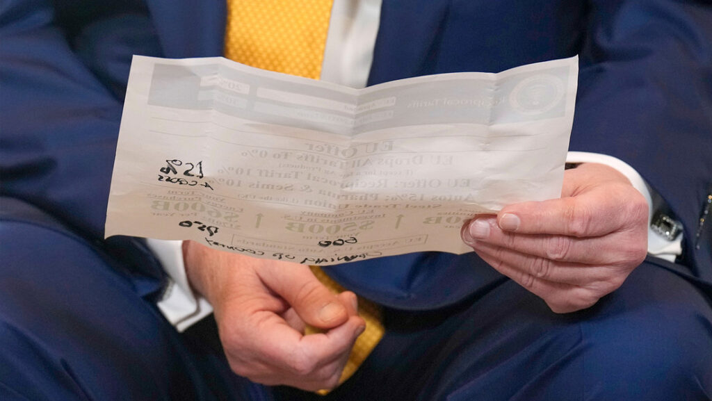 Descifran notas de Trump en una foto y revelan detalles importantes del acuerdo comercial con la UE