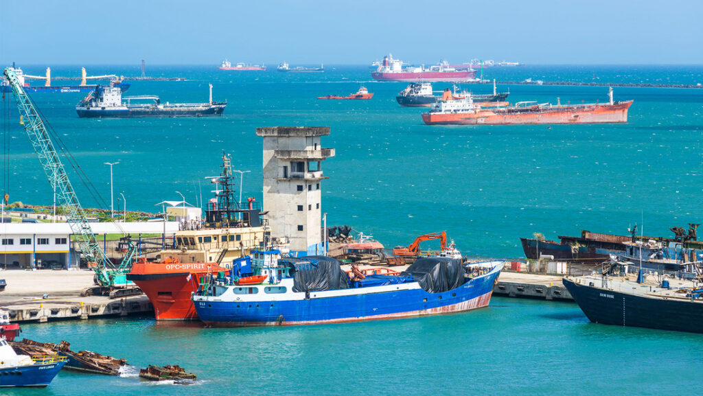 China podría ganar espacio en el canal de Panamá tras fracaso de acuerdo de venta de puertos