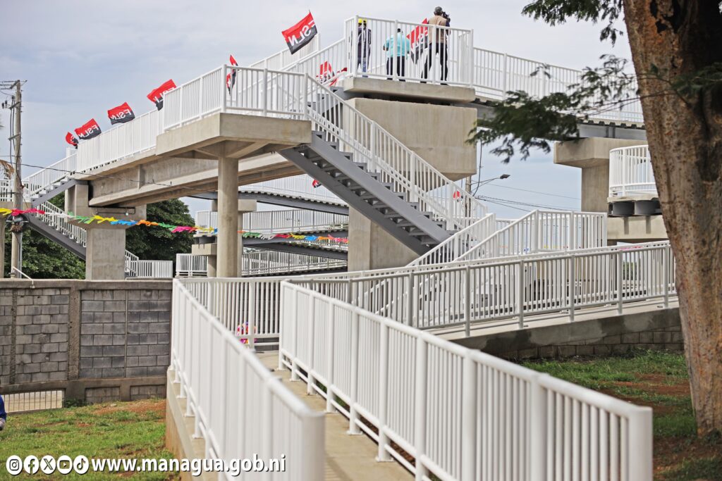 Comuna capitalina inaugura nuevo puente peatonal