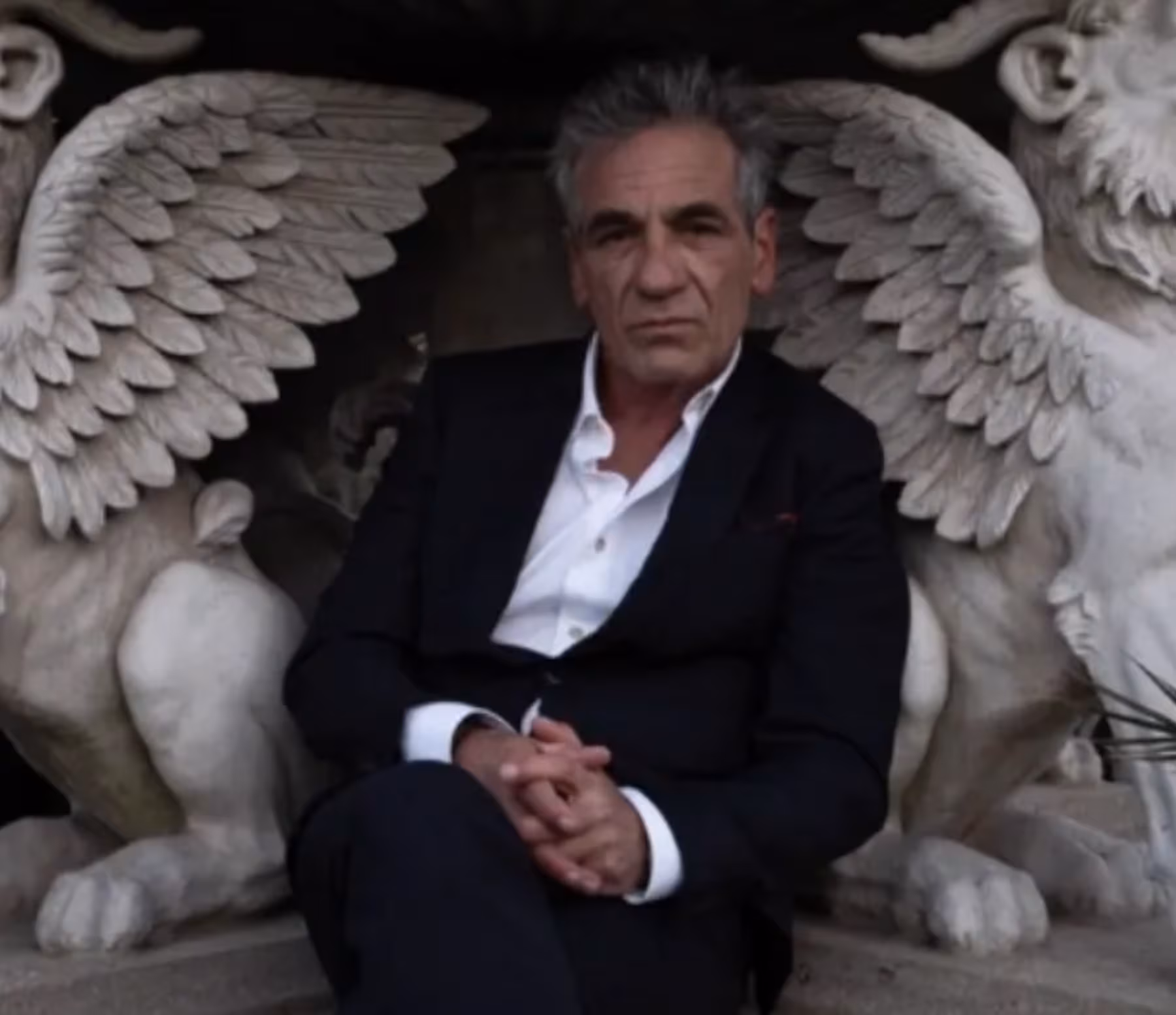 Actor de Batman muere en extrañas circunstancias en una playa