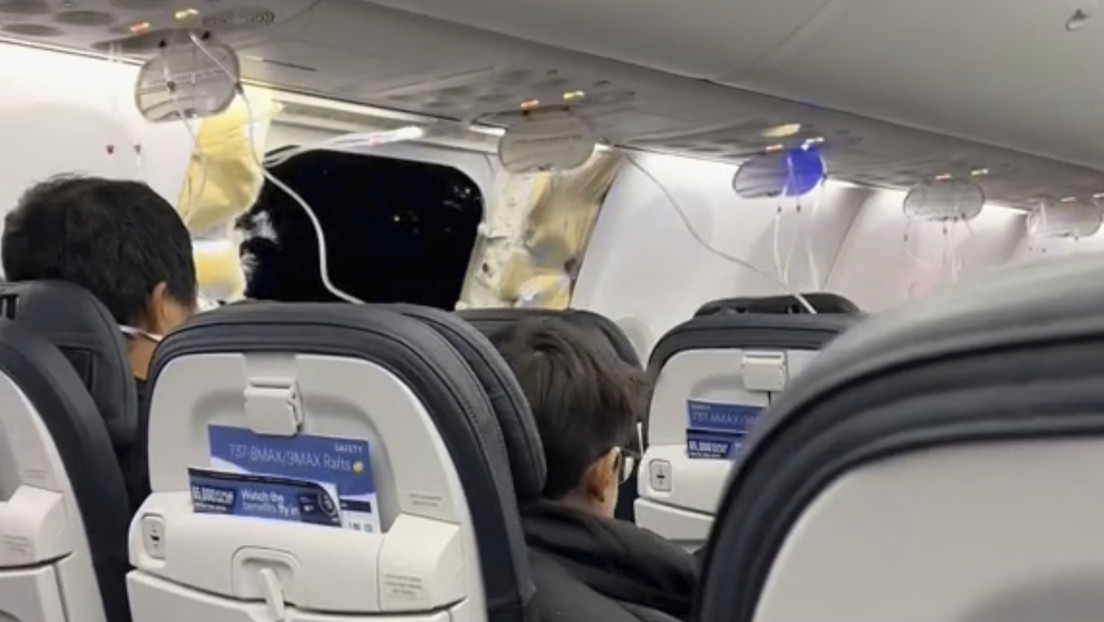 Sobrecargos demandan a Boeing por el incidente del avión que perdió un panel en pleno vuelo