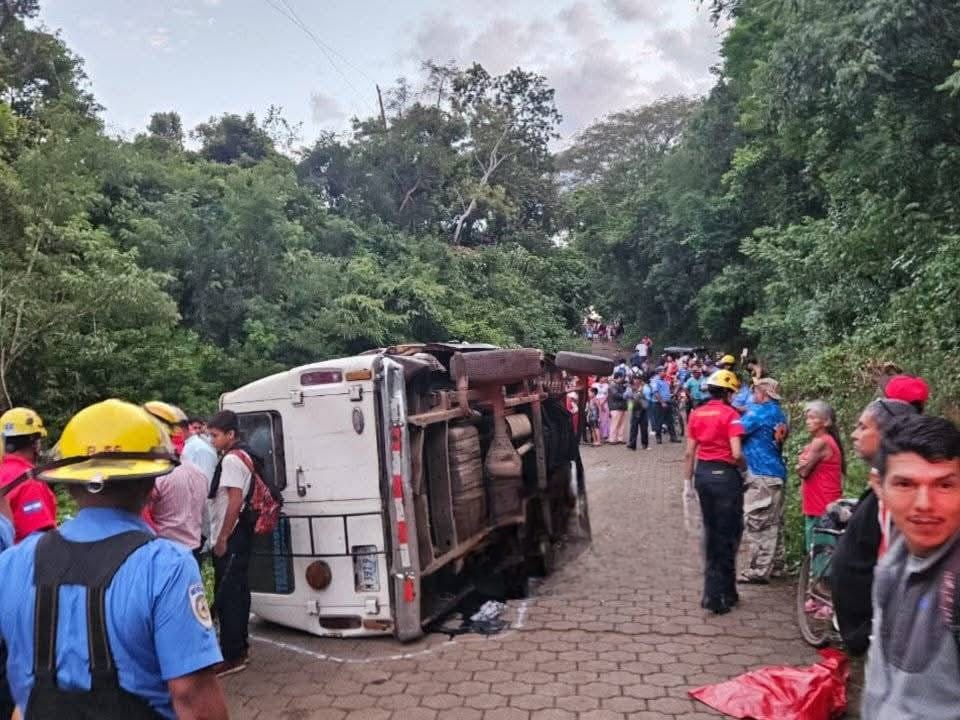 Al menos 14 heridos en vuelco de microbús en Diriamba