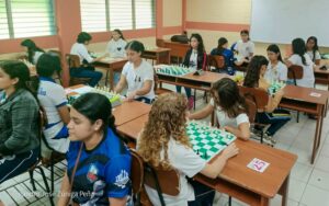 Jóvenes de secundaria participan en torneo departamental de ajedrez
