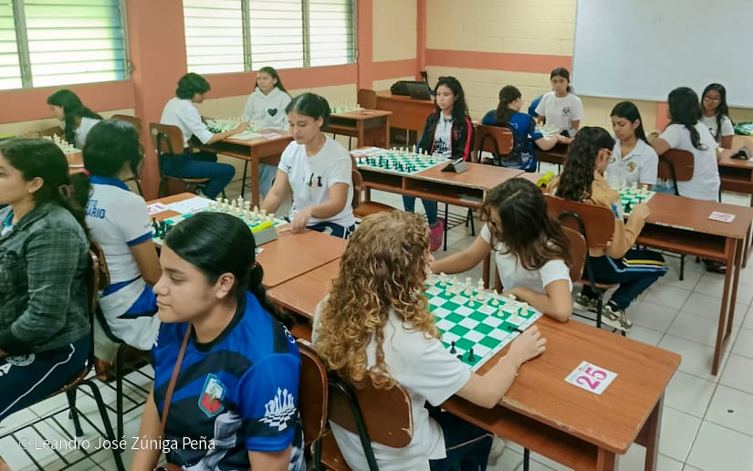 Jóvenes de secundaria participan en torneo departamental de ajedrez