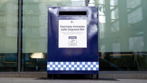 Australia lanza una 'cruzada' contra el machete e instala contenedores para tirarlos