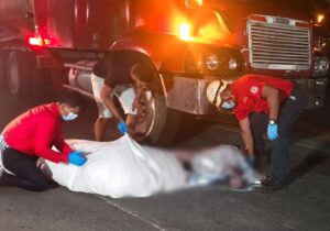 Hombre muere arrollado por una cisterna tras cruzar la calle con imprudencia