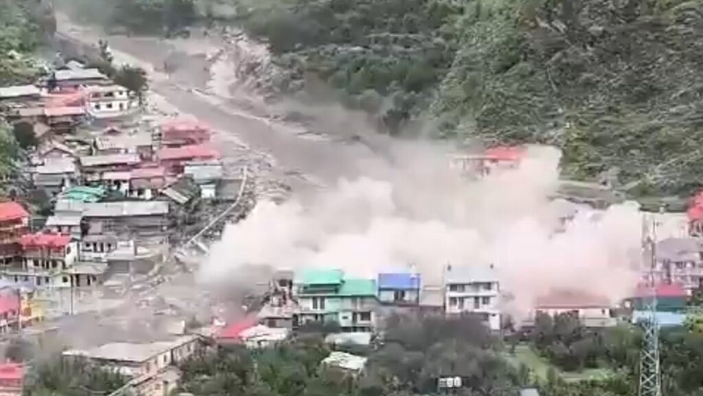 Un pueblo queda sepultado por un deslave en la India