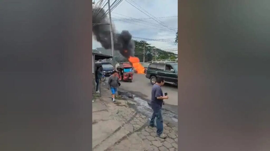 Explosiva colisión deja una motocicleta calcinada y un lesionado