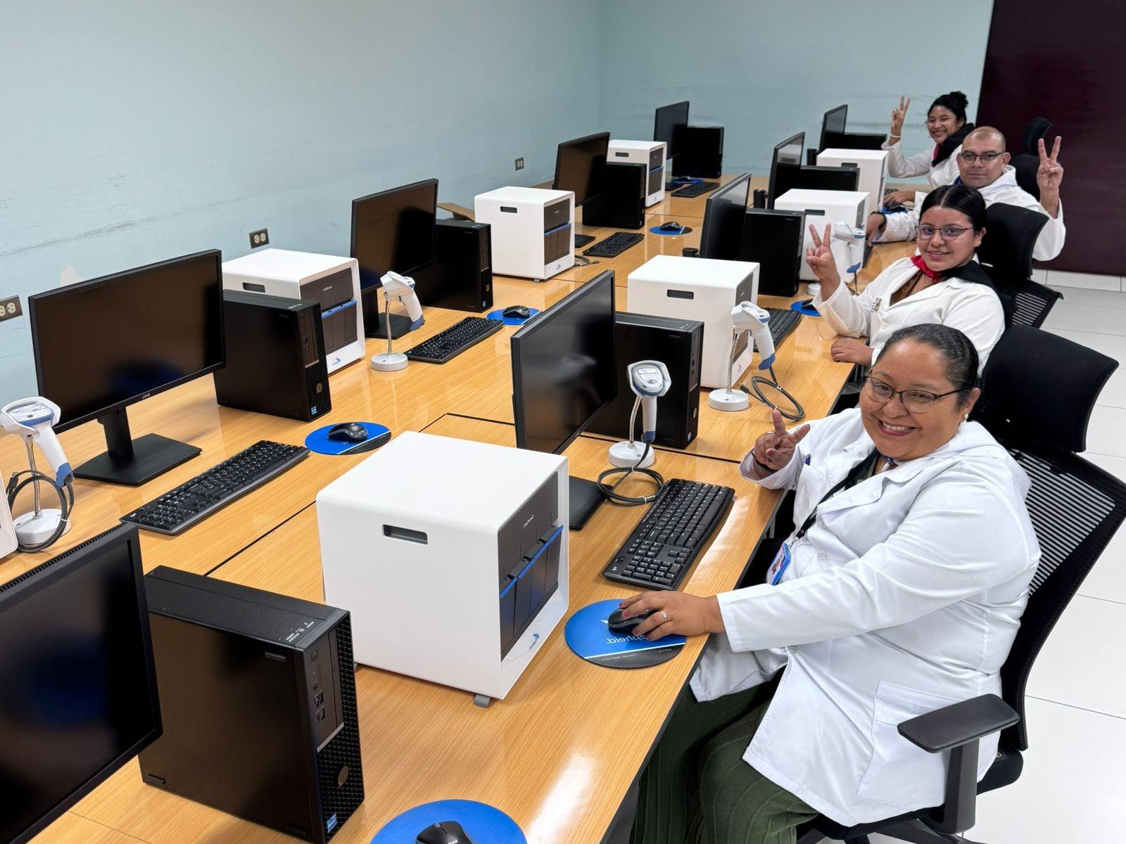 Fortalecen sistema de salud nicaragüense con la entrega de nuevos equipos
