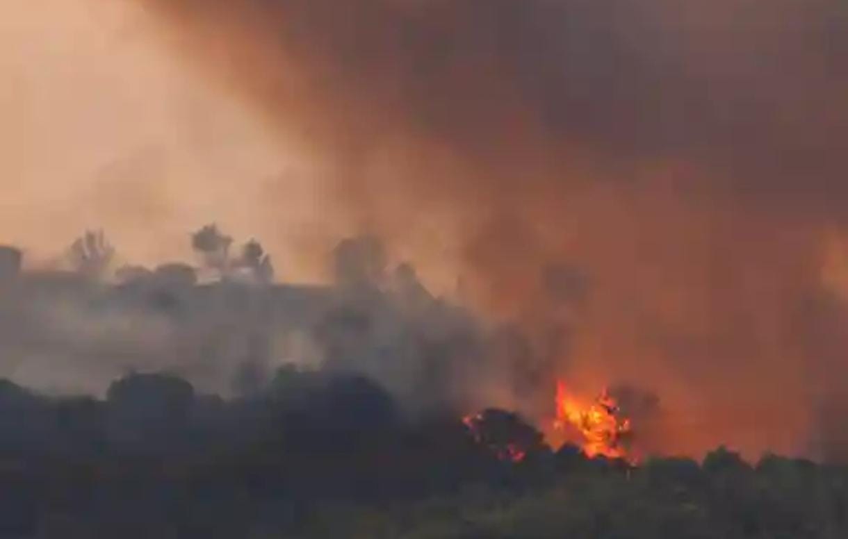 El incendio de Francia obliga a cortar carreteras por su gran extensión y deja ya una víctima mortal