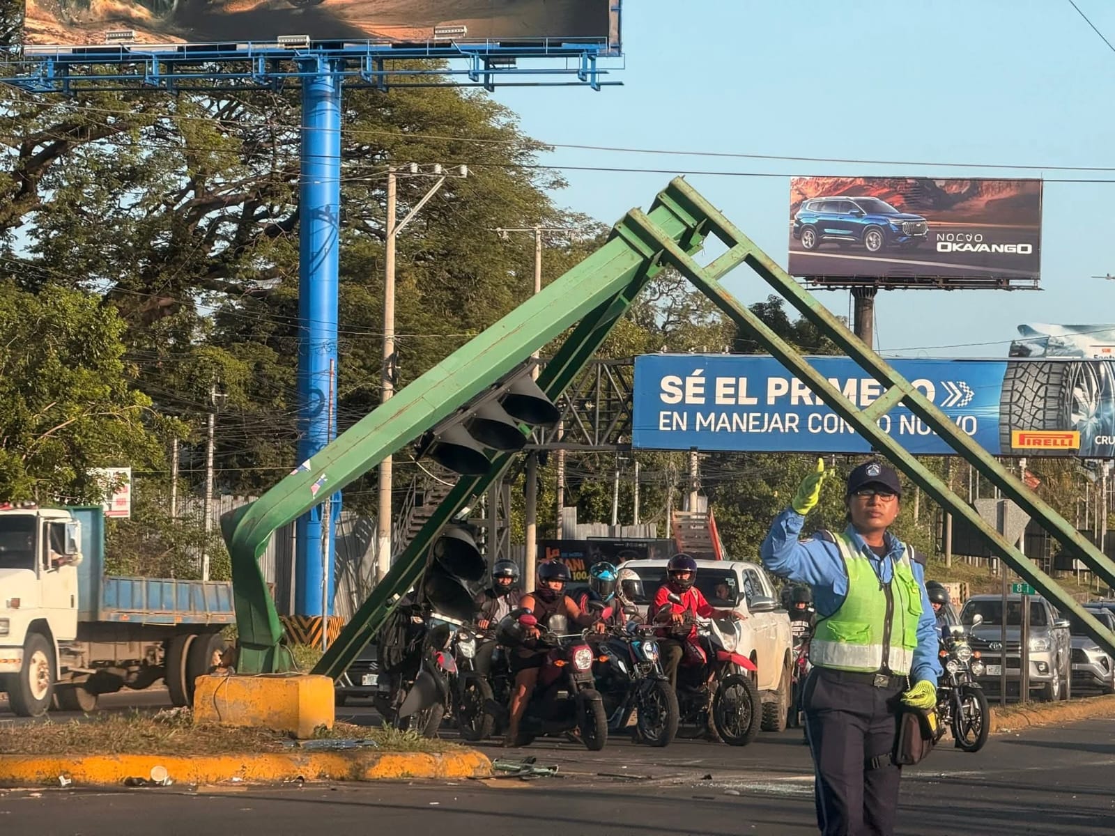Semáforo de la primera entrada a Las Colinas queda destruido tras impacto de vehículo