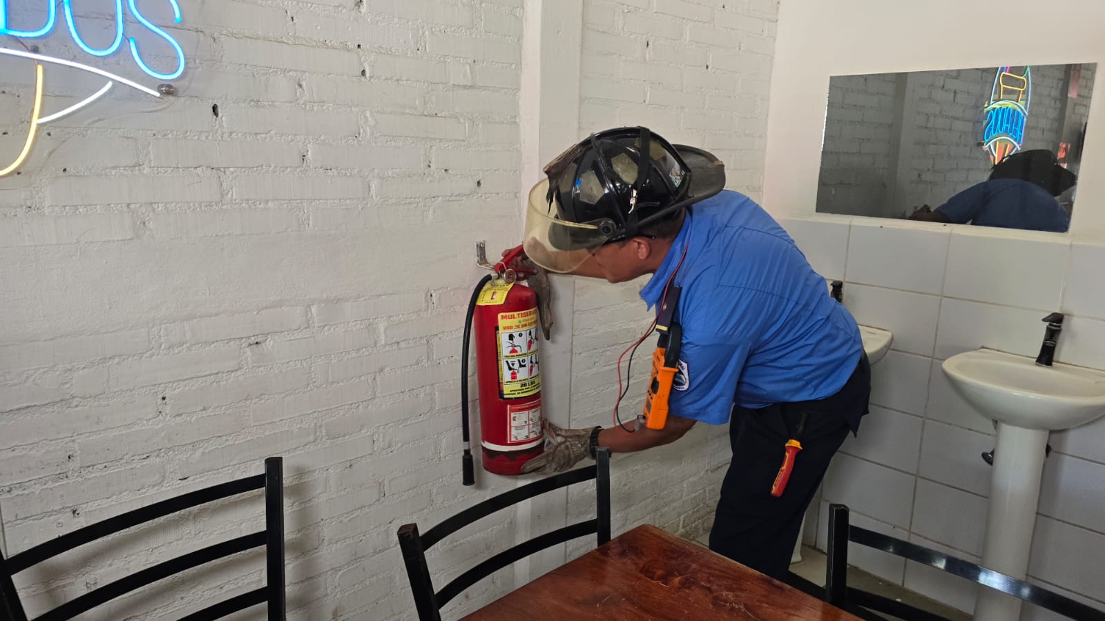 Bomberos verifican plan de seguridad ante emergencias en el Mercado Mayoreo