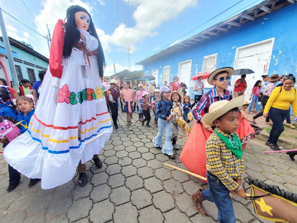 Juigalpinos realizan desfile de Caballito de Palo en honor a sus fiestas tradicionales