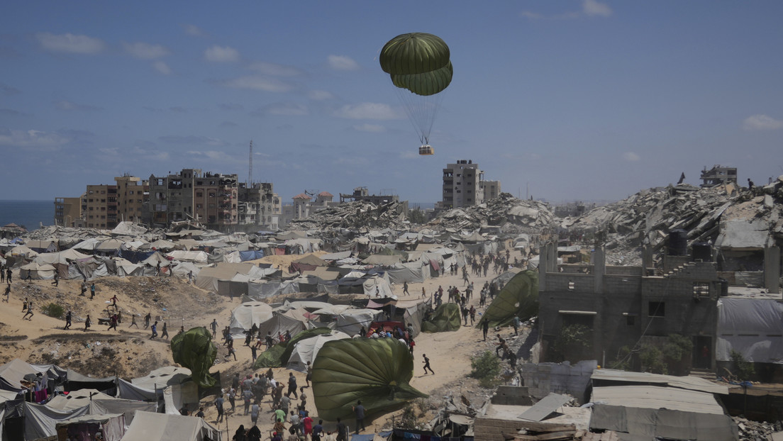 Entregas aéreas de alimentos provocan el caos en vez de aliviar el hambre de Gaza