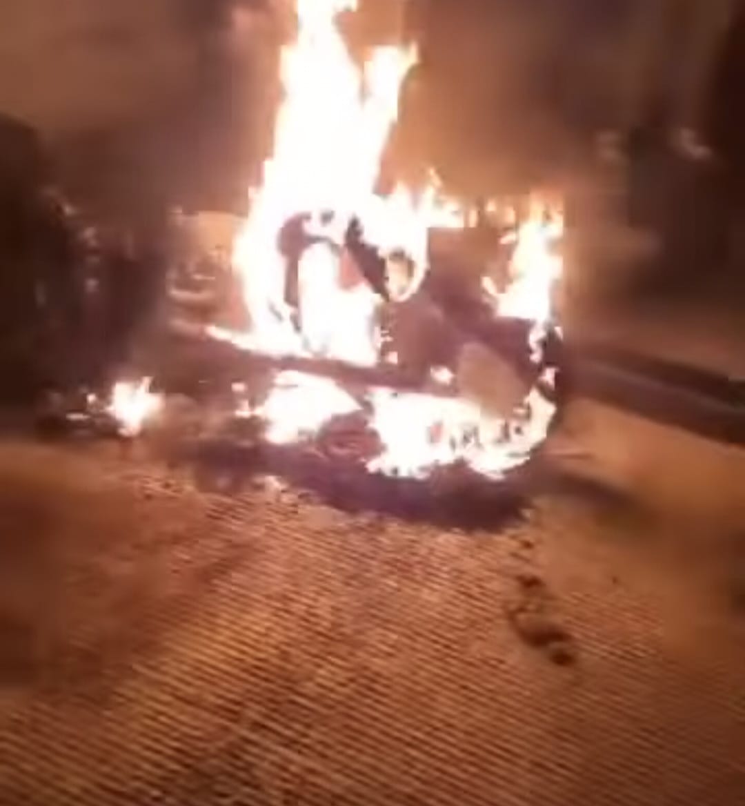 Motociclista se estrella contra puente y muere calcinado en el Caribe Norte