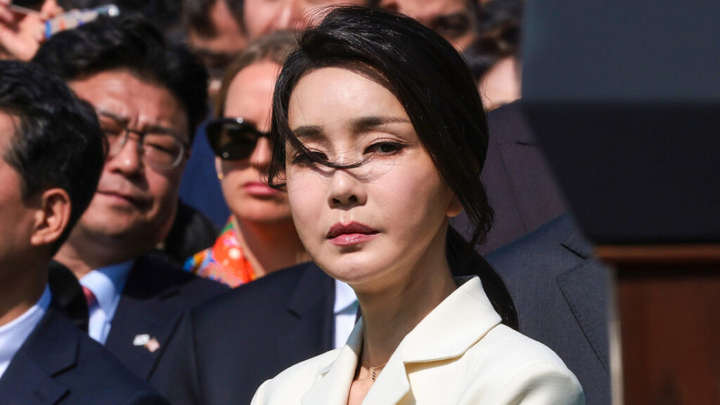 Corea del Sur emite orden histórica al solicitar la detención de la ex primera dama