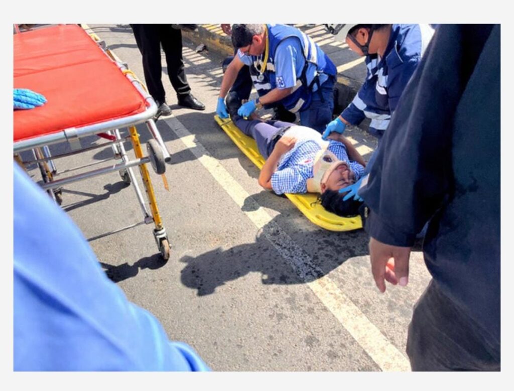 Motorizado catapulta a una mujer en la carretera sur de Managua