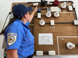 Bomberos Unidos concluyen curso de electricidad domiciliar en Managua