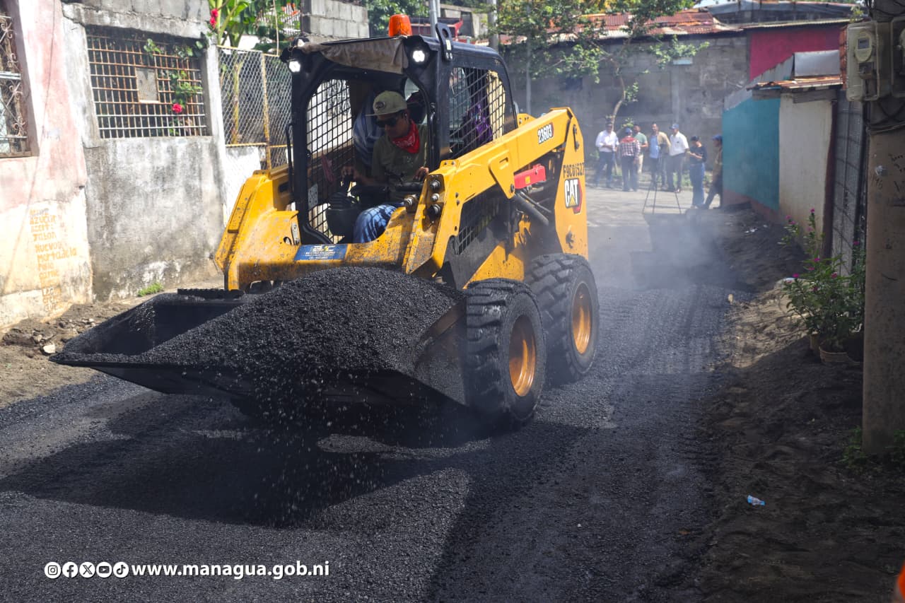 Autoridades capitalinas supervisan avance del proyecto de calles en el Barrio Memorial Sandino
