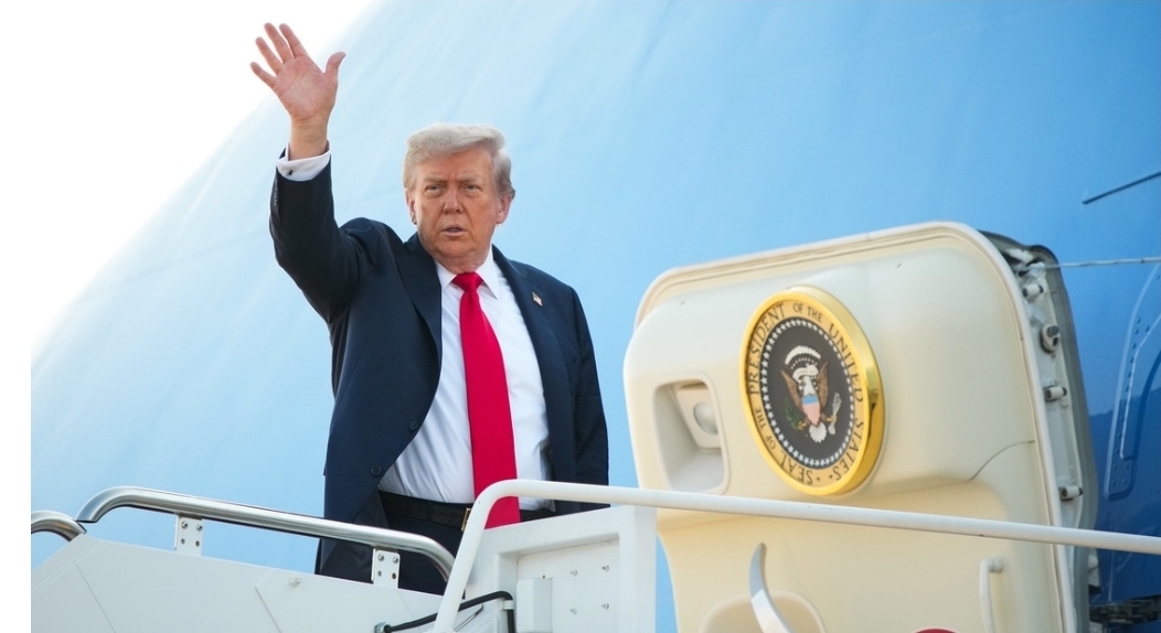 Trump parte rumbo a Alaska para la cumbre con Putin