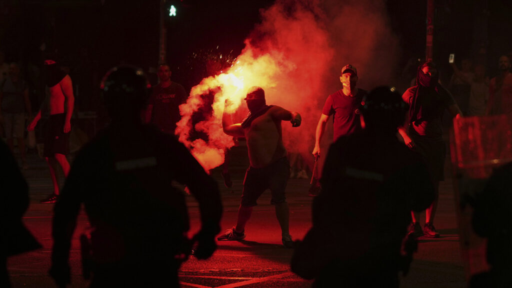 "Querían quemar a gente viva": Presidente serbio denuncia violencia en protestas