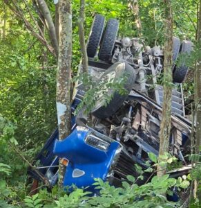Muere aplastado por piedras canteras ayudante de camión que se volcó
