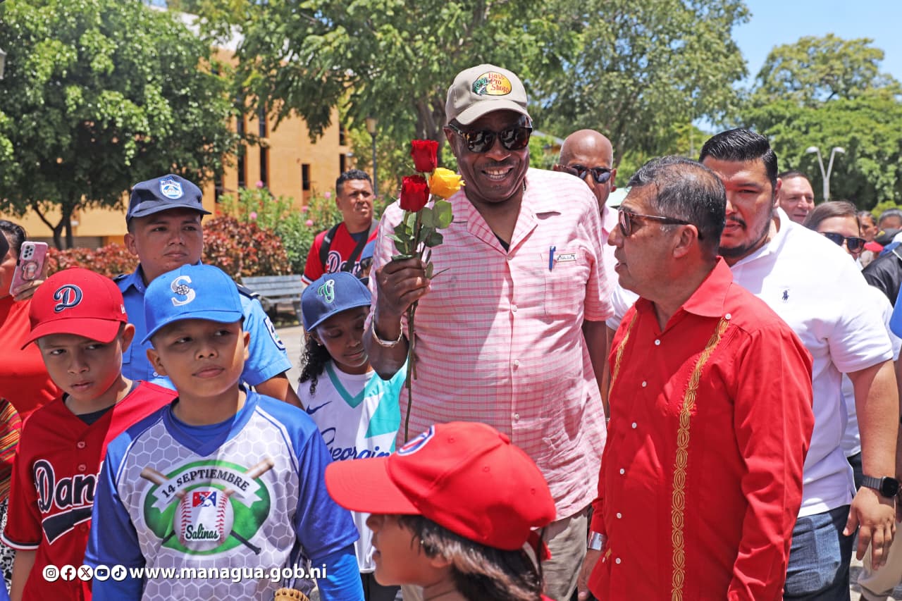 El legendario Dusty Baker rinde homenaje a Roberto Clemente en Managua