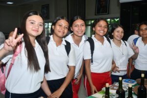 Estudiantes demuestran su talento en el festival nacional de inglés