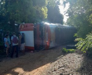 Vuelco de bus deja a varias personas lesionadas en Villa Nueva