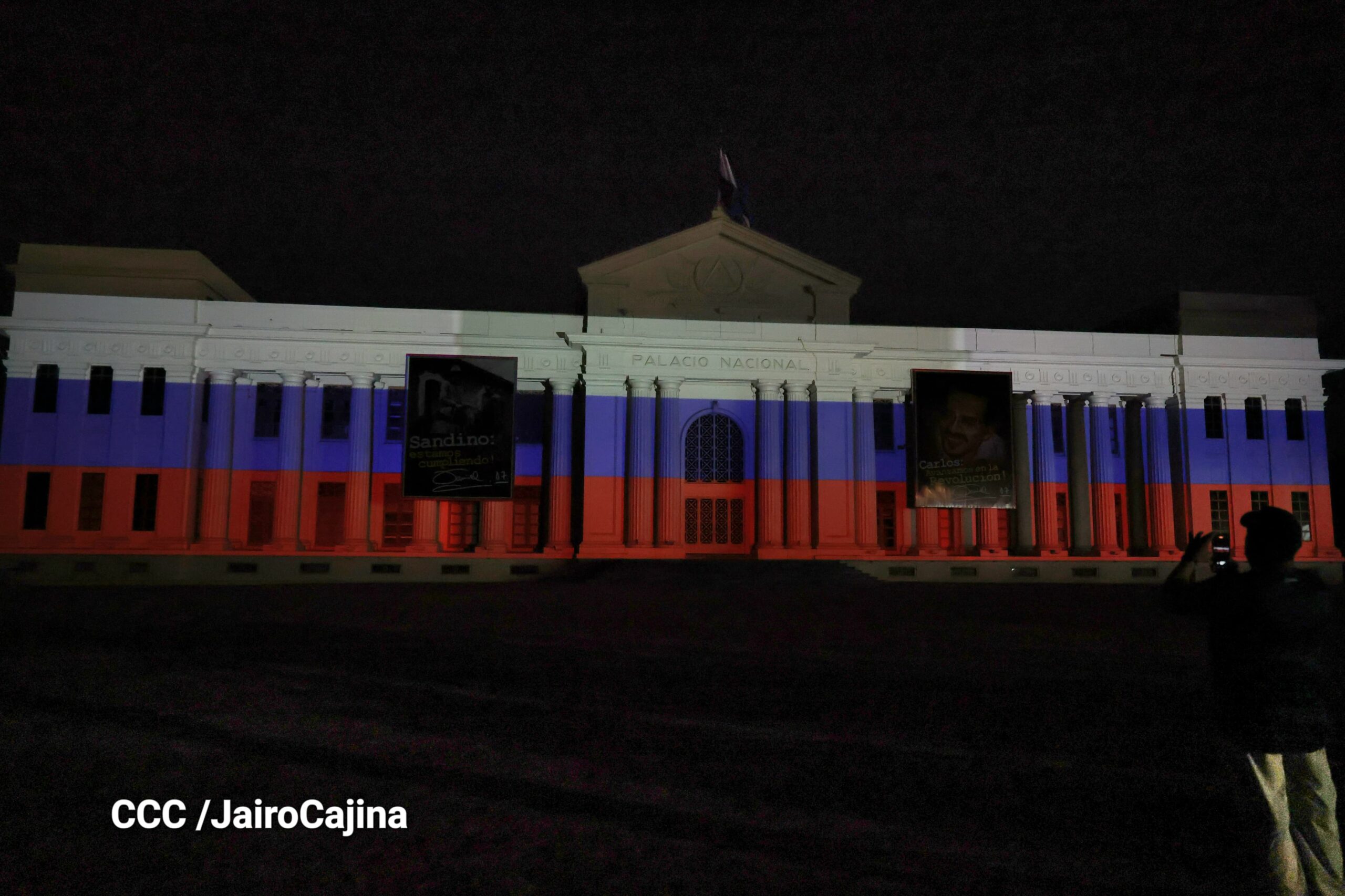 Colores de la bandera rusa iluminan Palacio Nacional por hermandad y solidaridad mutua