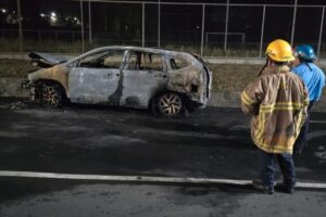 Triple colisión de presunto ebrio deja un carro incendiado en Managua