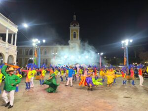 Familias granadinas disfrutaron de mucho colorido y ritmo con el Carnaval 2025