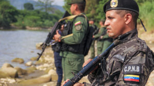 Venezuela refuerza presencia militar en frontera con Colombia