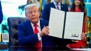 Trump establece pena de prisión por quemar banderas estadounidenses