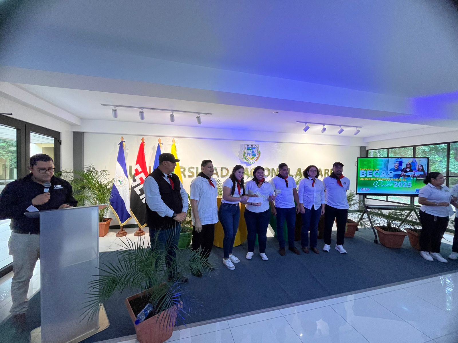 Más universitarios reciben becas de C$1,500 entregadas por el Gobierno Sandinista