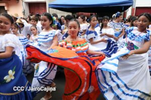 Bailarines de folclor rinden homenaje a las Fiestas Patrias