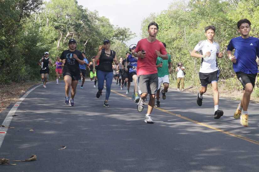 Senderos del volcán Masaya se llenan de atletas en carrera de 10 kilómetros