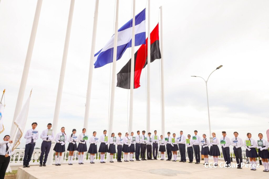 Arrancan las Fiestas Patrias con la izada de megas banderas