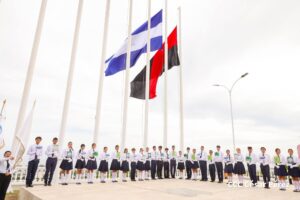 Arrancan las Fiestas Patrias con la izada de megas banderas
