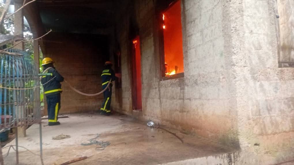 Familia queda en la calle tras incendiarse su vivienda en Rosita