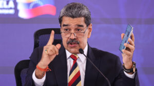 Maduro presume el teléfono que le regaló Xi Jinping: "No lo pueden intervenir los gringos"